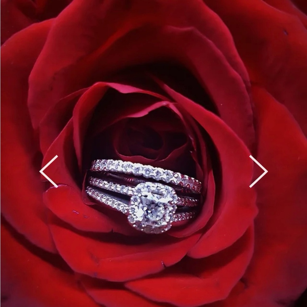 18k white gold wedding ring set With light box.